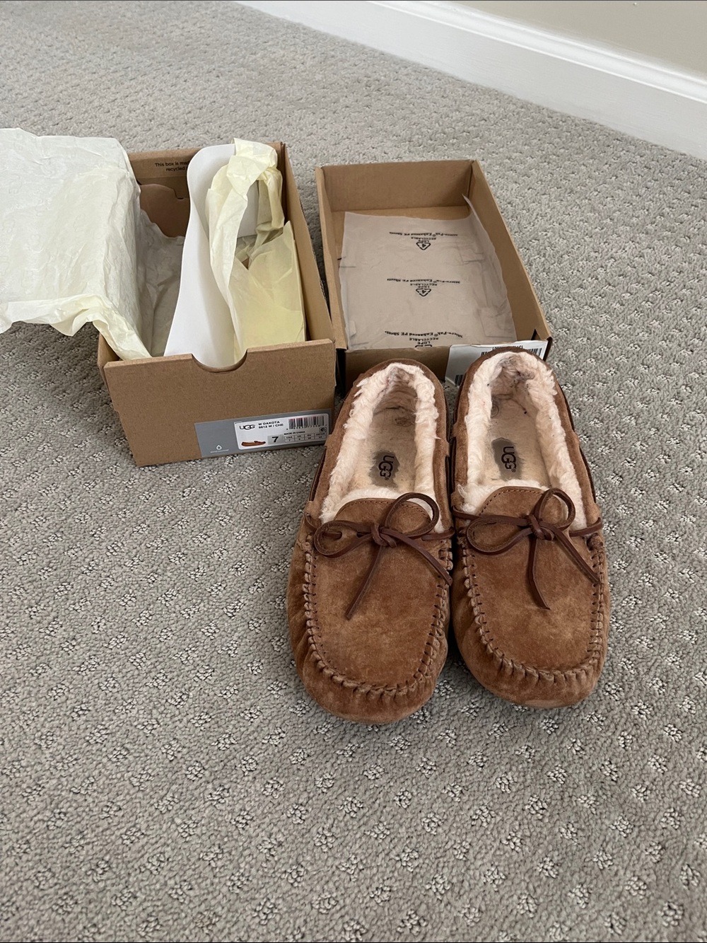 UGG womens size 7 Chestnut Dakota Suede Moccasin Slippers with Shearling